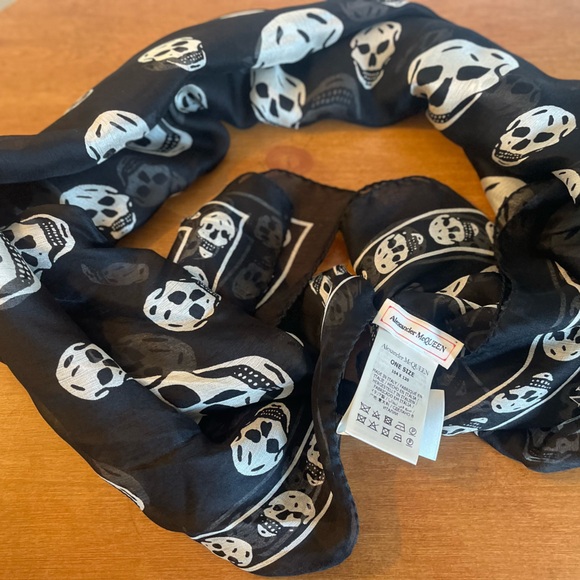 Alexander McQueen skull scarf - Picture 1 of 3